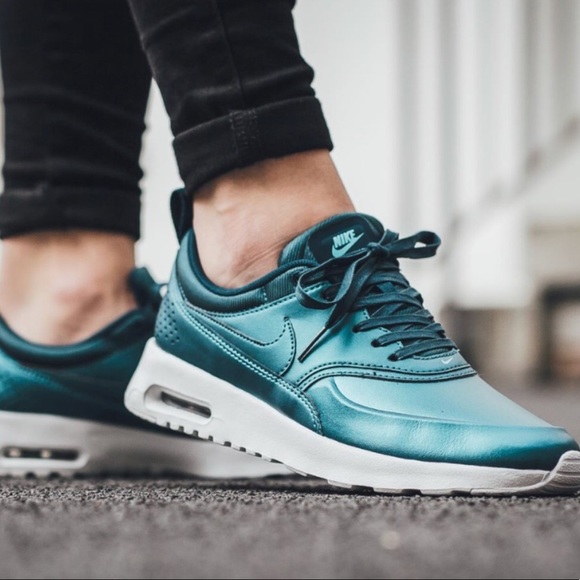 nike sea green shoes